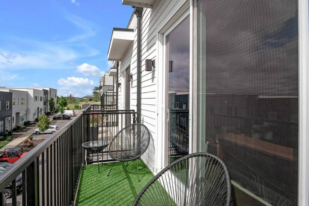 Big New And Modern With Skyline View Mural And Ping Pong Nashville Exterior photo